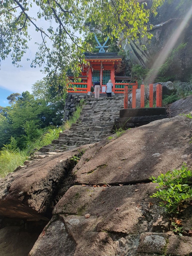 爬上最後的石階樓梯就可以參拜《神倉神社》