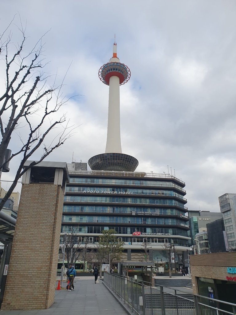 JR京都車站出戰後往前走看到最醒目的「京都塔」