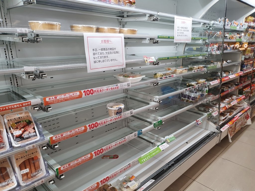 2/5日本發布大雪情報 長野縣，因為大雪而物公路禁止通行而物流延遲送貨~來不及補貨上架~