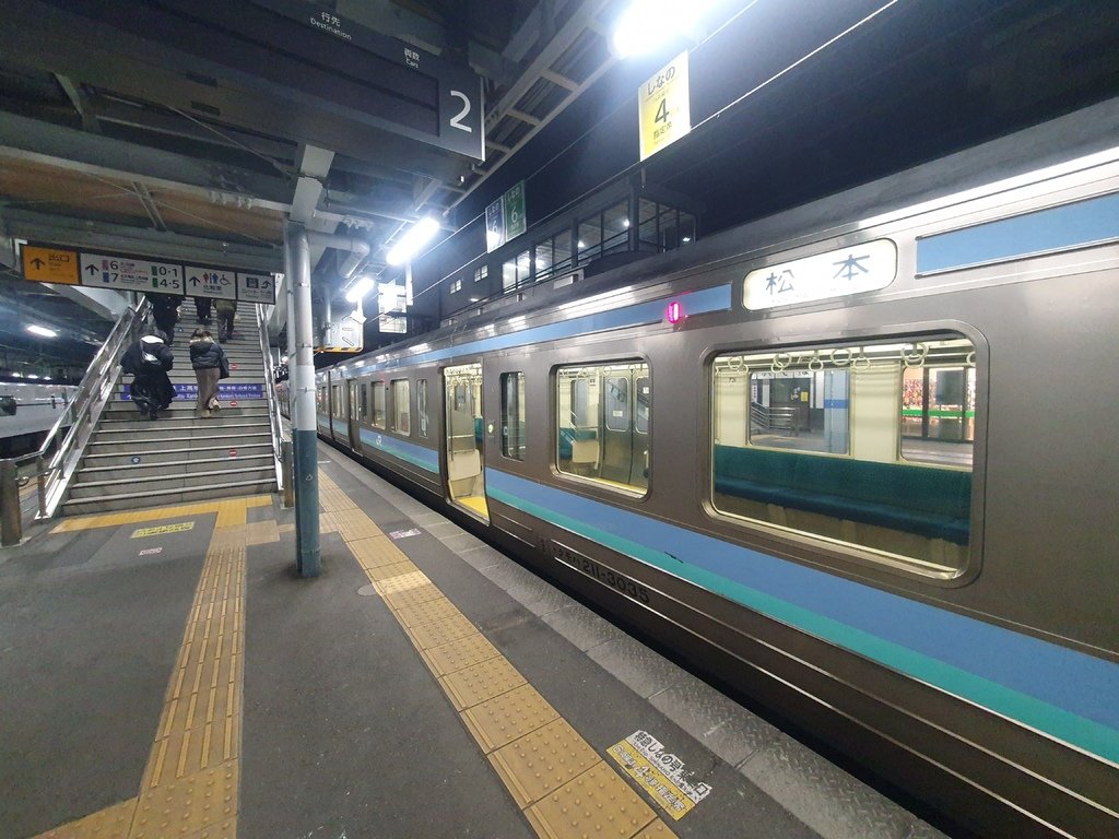 終於到了松本車站已經半夜11點了...還是乖乖買特急列車速度比較快