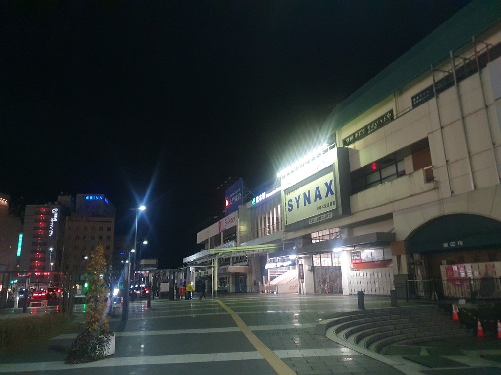 晚上的松本車站，可以在松本入住一晚~