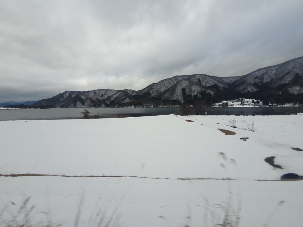 搭乘火車前往白馬車站的路上~看到兩旁滿滿的白雪就代表快到了白馬車站