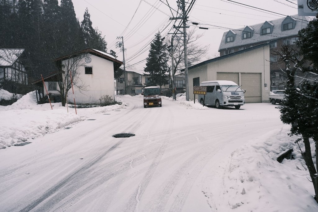 白馬村的道路上...下外頭下著大雪十分夢幻