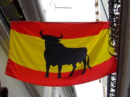 1.1216236240.spainish-flag-with-bull.jpg