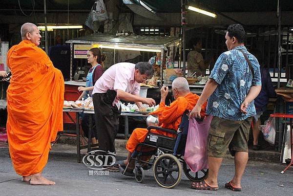 一大早泰國佈施體驗