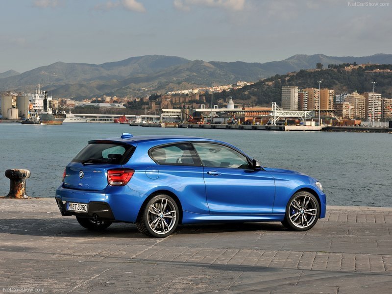 BMW-M135i_2013_800x600_wallpaper_4a