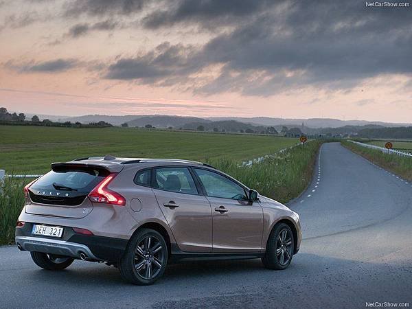 Volvo-V40_Cross_Country_2014_800x600_wallpaper_10