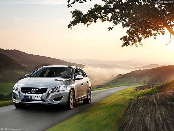 Volvo-V60_Plug-in_Hybrid_2013_800x600_wallpaper_02