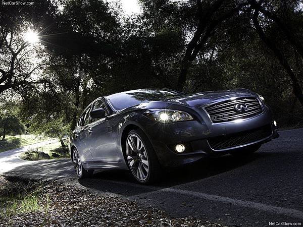 Infiniti-M_2011_800x600_wallpaper_02