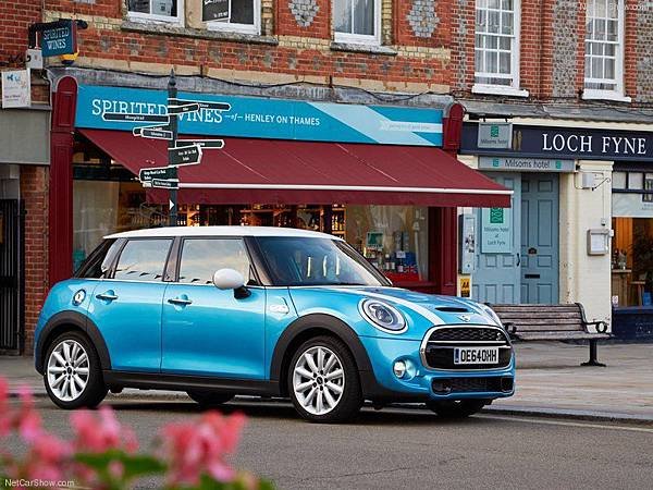 Mini-Cooper_SD_5-door_2015_800x600_wallpaper_03