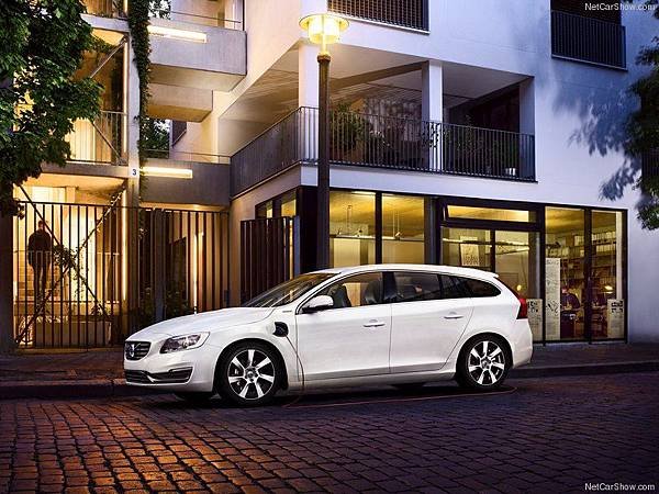 Volvo-V60_Plug-in_Hybrid_2014_800x600_wallpaper_01