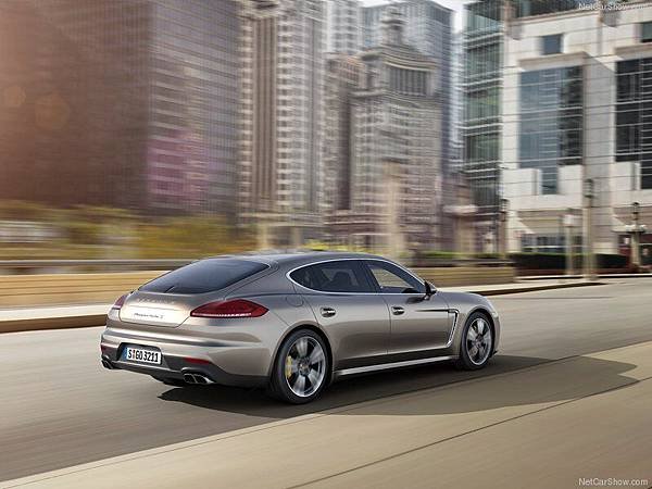 Porsche-Panamera_Turbo_S_2014_800x600_wallpaper_05