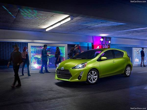 Toyota-Prius_c_2015_800x600_wallpaper_02