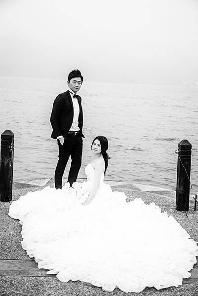 2018年最流行婚紗風格！超美韓風攝影搶先了解個性婚紗照片成為了拍攝主流當英國的優雅結合韓風的唯美，就是今年最新流行的婚紗風格。莎士比亞婚紗