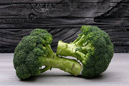 fresh-broccoli-white-wood-table_176474-487.jpg