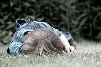 5464223-child-crying-on-the-grass