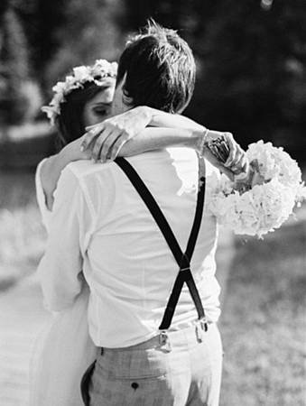 black-white-wedding-photo-hug-bride-groom-romantic