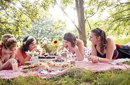 50s-American-Diner-Picnic-shoot-laughing-with-the-girls