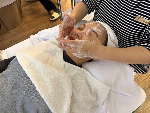 【桃園平價做臉/美容推薦】|臉霸-桃園中華店|縮時保養輕煥膚