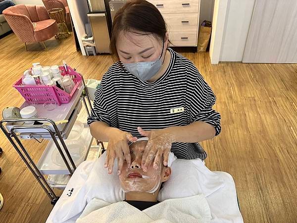 【桃園平價做臉/美容推薦】|臉霸-桃園中華店|縮時保養輕煥膚