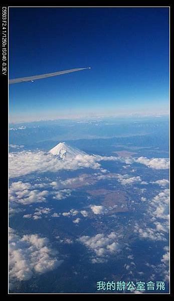 左上角飛機飛過富士山上空
