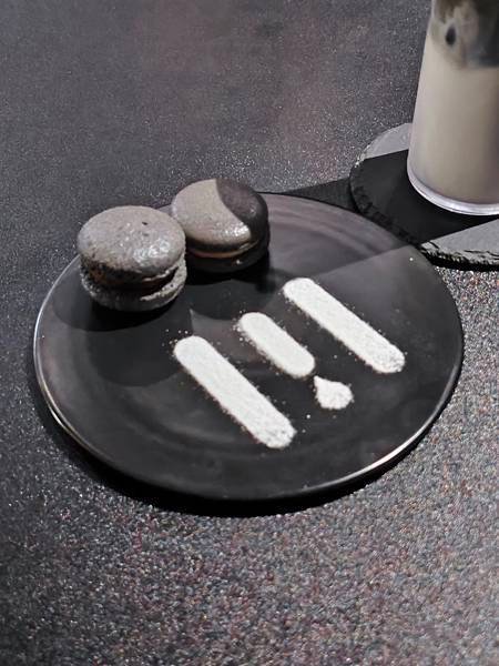 [食] 台中-WHITE咖啡-裡面的世界只有黑與白