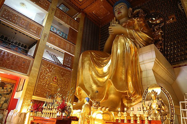 如來殿內供奉著一尊5層樓高佛像-西拉雅官網.jpg - 台南左鎮 噶瑪噶居寺 20210414