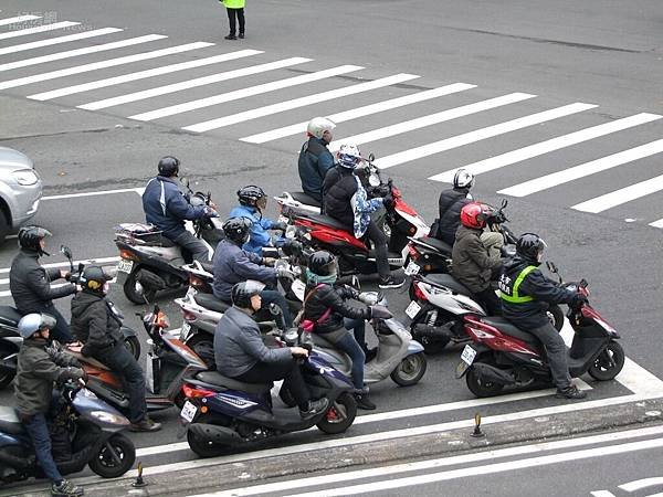 10月交通新制　電動自行車未戴安全帽、超速、改裝通通罰 .jpg