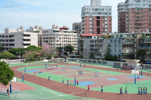 胡偉良建議年輕族群，除非不考慮有小孩，否則最合理的買房順序，應該是第一間房子買學區 .jpg