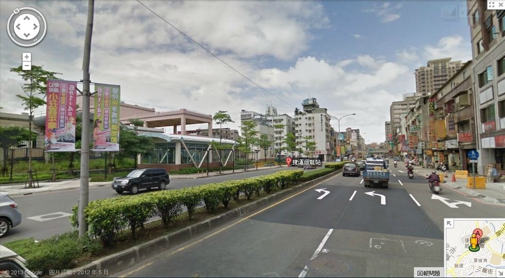 迴龍站4號出口的中正路上，門牌劃分成新莊區、樹林區和龜山區 .jpg