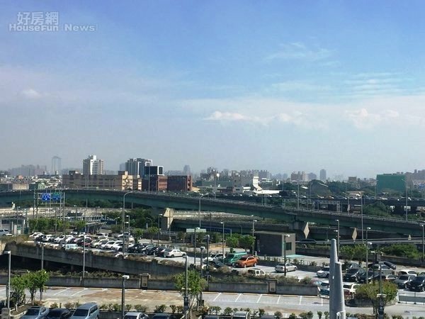 台中超狂建案「中庭有油田」　網酸：幾乎集齊所有抗性的案子.jpg