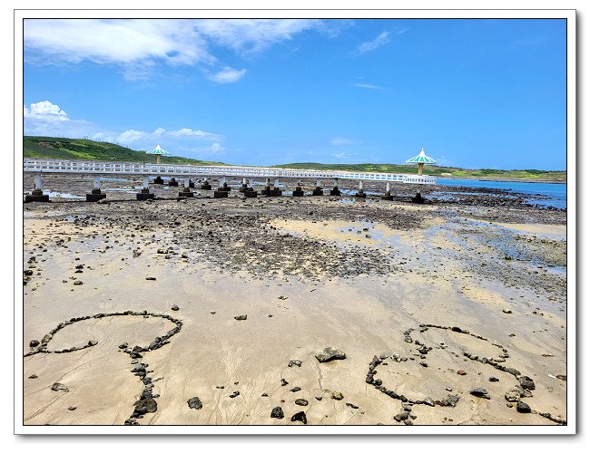 小池角雙曲橋，池西岩瀑打卡熱門景點