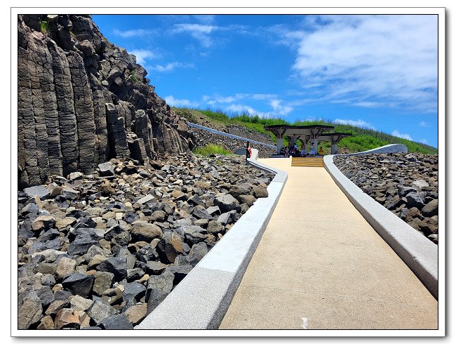 小池角雙曲橋，池西岩瀑打卡熱門景點