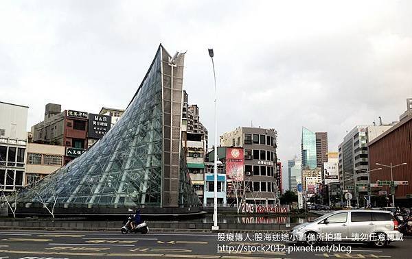 [高雄.旅遊]The Dome of Light in Kaohsiung,Taiwan:高捷美麗島站,光之穹頂,最美捷運站(the most beautiful MRT Station,早午餐,跳蚤市場,民宿,飯店,住宿,咖啡,春捲,地圖,餐廳,寄放行李,置物櫃,美食,景點,交通)003