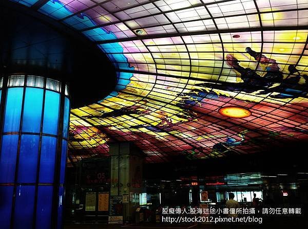 [高雄.旅遊]The Dome of Light in Kaohsiung,Taiwan:高捷美麗島站,光之穹頂,最美捷運站(the most beautiful MRT Station,早午餐,跳蚤市場,民宿,飯店,住宿,咖啡,春捲,地圖,餐廳,寄放行李,置物櫃,美食,景點,交通)009