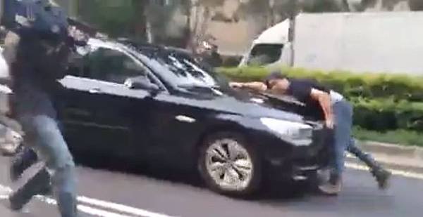 立法委員蔡正元化身衝車將軍開車撞人?助跑事件翻版? (服貿,學運,學歷,經歷,背景,服務處,丁守中,facebook,台北市長,政見,37,多元成家,ptt)