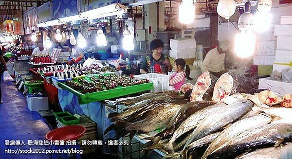 [旅遊]嘉義布袋觀光漁港漁市_便宜新鮮海產海鮮,A18雙燕蚵仔包(食記,推薦,景點,民宿,魚湯,生魚片,烏魚子,鹽田,鮮蚵,餐廳,交通,地址,電話,停車場,A-17阿秋海產,布袋直銷中心)002