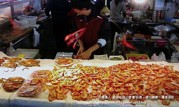 [旅遊]嘉義布袋觀光漁港漁市_便宜新鮮海產海鮮,A18雙燕蚵仔包(食記,推薦,景點,民宿,魚湯,生魚片,烏魚子,鹽田,鮮蚵,餐廳,交通,地址,電話,停車場,A-17阿秋海產,布袋直銷中心)007