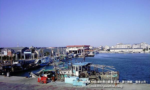 [旅遊]嘉義東石漁人碼頭美食推薦_陽光,白沙與玩水,新鮮海產海鮮(食記,景點,民宿,鮮蚵,蚵仔煎,外傘頂洲,阿春,餐廳,交通,地址,電話,鯨魚池,看日落,海景,上好吃,侯老師,停車場)_029