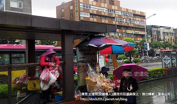 [時事]台北行天宮撤香爐與供桌取消燒香與供品_收驚阿婆仍會繼續,販賣線香米糕周圍阿婆攤販生計受影響(麻糬,捷運,收驚,美食,籤詩,平安符,火鍋) (1)