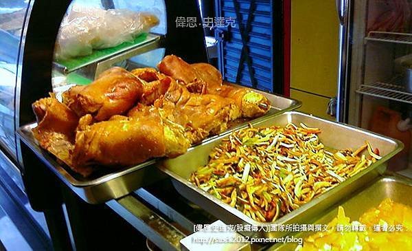 [食記]台北景美興記燒臘必吃大份量排隊名店,推薦招牌脆皮燒肉飯,便宜大碗吃粗飽,許家粿仔湯,豬腳排骨滷雞腿便當(電話,地址,營業時間,三寶飯,平價,必買) (12)
