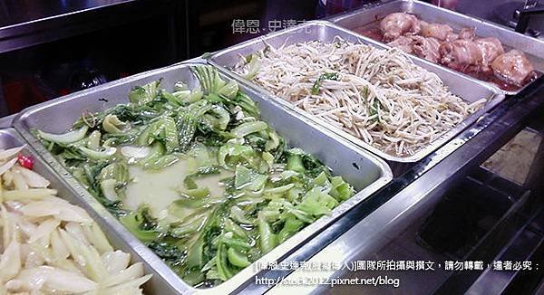 [食記]台北景美興記燒臘必吃大份量排隊名店,推薦招牌脆皮燒肉飯,便宜大碗吃粗飽,許家粿仔湯,豬腳排骨滷雞腿便當(電話,地址,營業時間,三寶飯,平價,必買) (13)