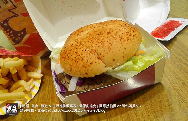 [食記]麥當勞海陸雙星堡搭配優惠卷買一送一特價200元出頭,McDonald新口味牛肉漢堡加鮭魚排(早餐,超值午餐,兒童餐,外送電話,價目,鬧鐘,APP,熱量) (2)