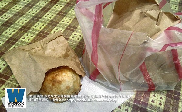 [食記]淡水炭錢胡椒餅推薦必吃爆漿肉汁美食小吃,木炭慢火窯烤酥脆外皮(地址,電話,營業時間,赤肉口味,五花肉口味,台灣古早味,網誌,板橋炭烤胡椒餅) (6)