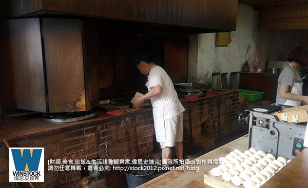 [食記]淡水炭錢胡椒餅推薦必吃爆漿肉汁美食小吃,木炭慢火窯烤酥脆外皮(地址,電話,營業時間,赤肉口味,五花肉口味,台灣古早味,網誌,板橋炭烤胡椒餅) (5)