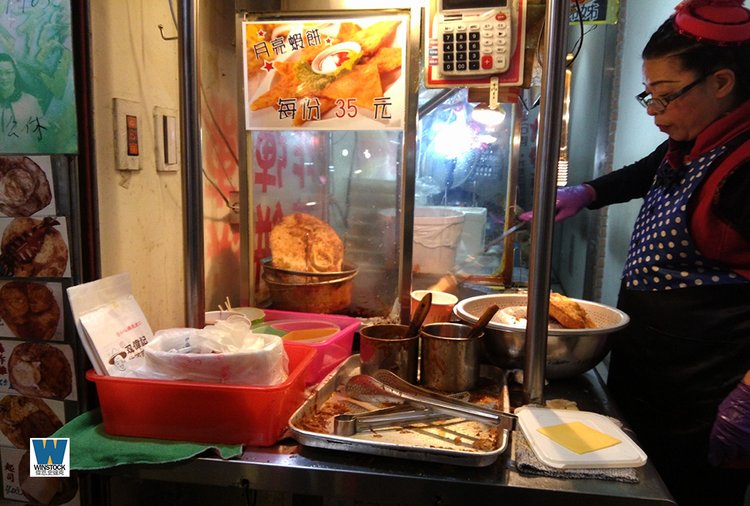 碧潭花蓮阿偉炸蛋蔥餅,夜景旅遊新景點,碧潭吊橋與沿岸美食小吃 (餐廳,炸蛋蔥餅,烤香腸,怎麼去,停車)2