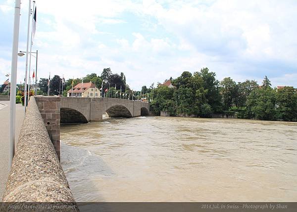 瑞士-萊茵非爾德 Rheinfelden-瑞德交界，過了橋就是德國