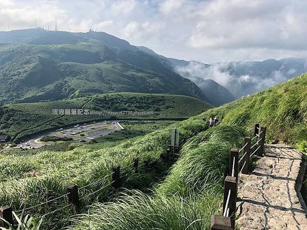 【台北大縱走3】七星山_35下方為小油坑停車場.jpg