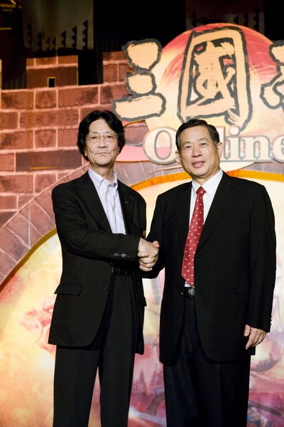 日本光榮伊從勝會長與遊戲新幹線董事長王俊博(左)握手.jpg