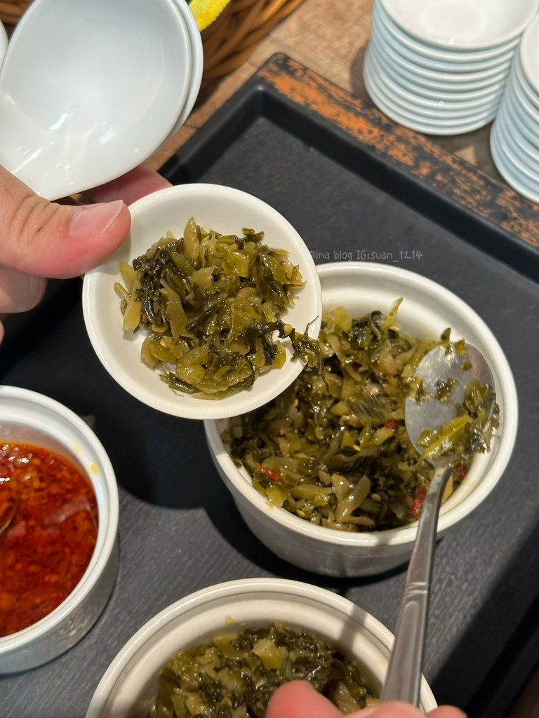 《台北食記》牛莊園牛肉麵｜蔬果熬煮精華湯頭｜濃郁湯頭喝了會愛